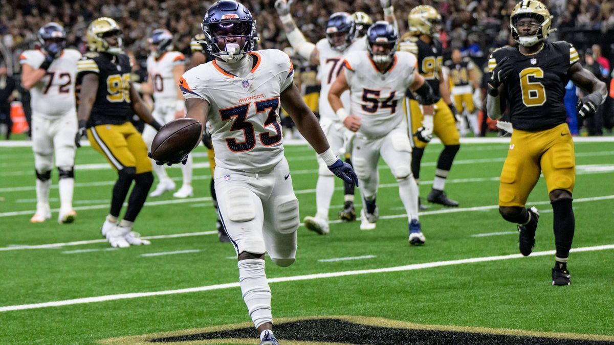 NFL, American Football Herren, USA Denver Broncos at New Orleans Saints Oct 17, 2024; New Orleans, Louisiana, USA; Denver Broncos running back Javonte Williams (33) scores a touchdown against the N...