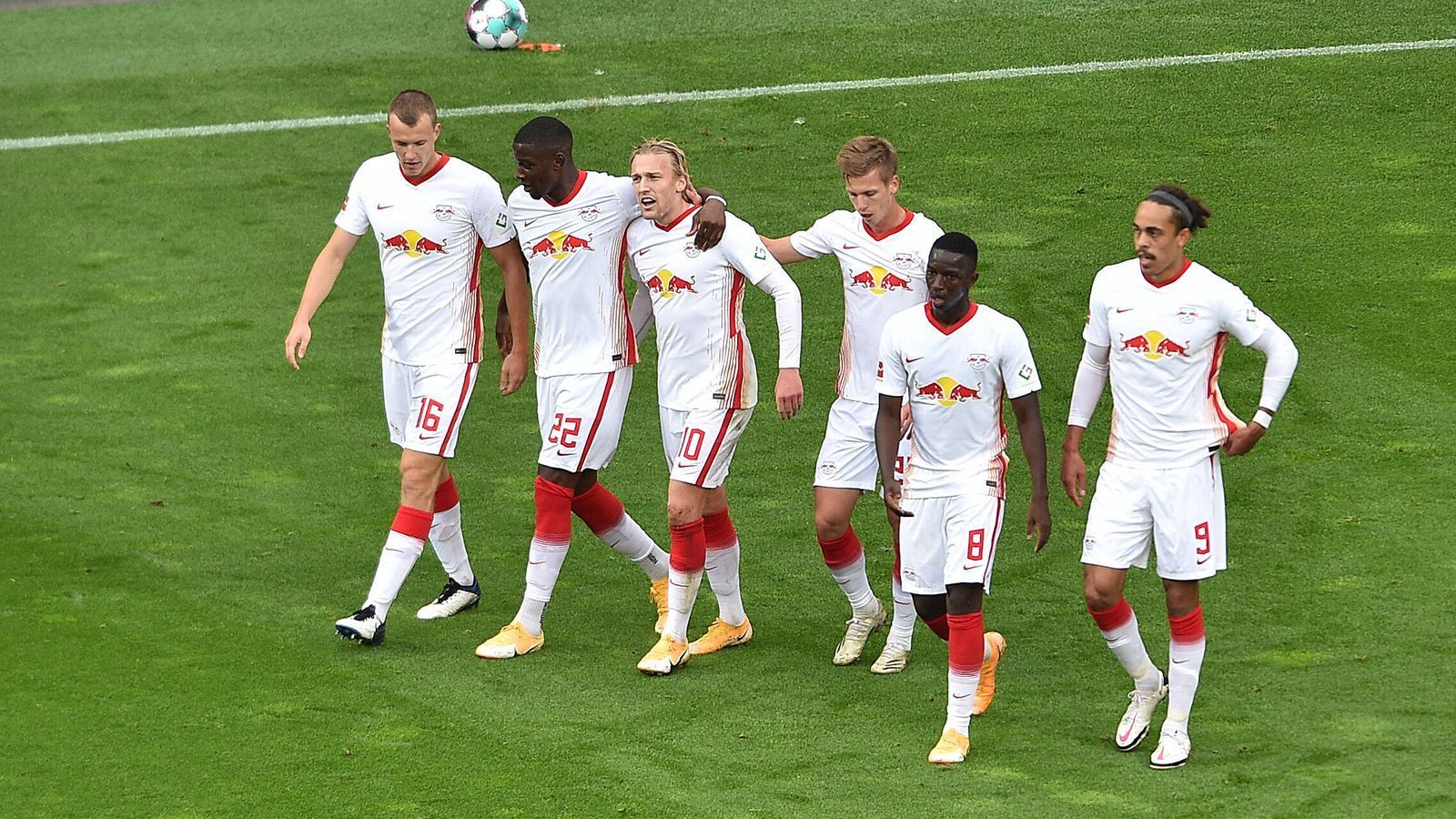 
                <strong>Platz 4: RB Leipzig (Transferbilanz +22,5 Mio.)</strong><br>
                Die Roten Bullen haben einen sehr ausgeglichenen Kader zusammengestellt und die größte Lücke gefüllt. Nach dem Abgang von Timo Werner wurde Alexander Sörloth verpflichtet. Ein bisschen Geld ist noch übrig. Auf der Außenbahn ist die Personaldecke noch etwas dünn. Emil Forsberg und Marcel Sabitzer haben immer mal wieder mit Verletzungen zu kämpfen. Ademola Lookman hat den Durchbruch noch nicht geschafft. Hier wären weitere Optionen, auch mit Blick auf die Dreifachbelastung, eine Hilfe. Auch auf der Linksverteidiger-Position braucht es ein Backup für Angelino, wenn Trainer Julian Nagelsmann mit Marcel Halstenberg im Abwehrzentrum plant. Noch ist etwas Zeit.
              