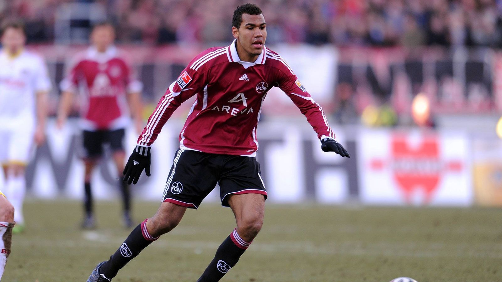 
                <strong>Lehrjahr in Nürnberg</strong><br>
                Ende August 2009 wird der Stürmer zum 1. FC Nürnberg verliehen und macht dort in 25 Bundesliga-Spielen fünf Tore. Sein erster Treffer in der Bundesliga gelingt ihm ausgerechnet bei der 1:2-Niederlage gegen den FC Bayern München. Den Franken gelingt erst in der Relegation der Klassenerhalt, unter anderem dank einem Tor von Choupo-Moting.
              