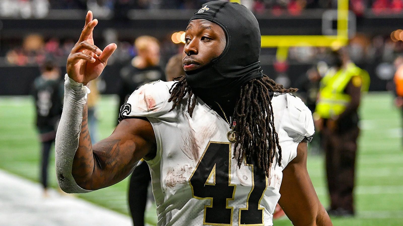 
                <strong>7. Platz: Alvin Kamara</strong><br>
                &#x2022; Team: New Orleans Saints<br>&#x2022; Position: Running Back<br>&#x2022; <strong>Overall Rating: 90</strong><br>&#x2022; Key Stats: Speed 89 - Acceleration 94 - Agility 92<br>
              