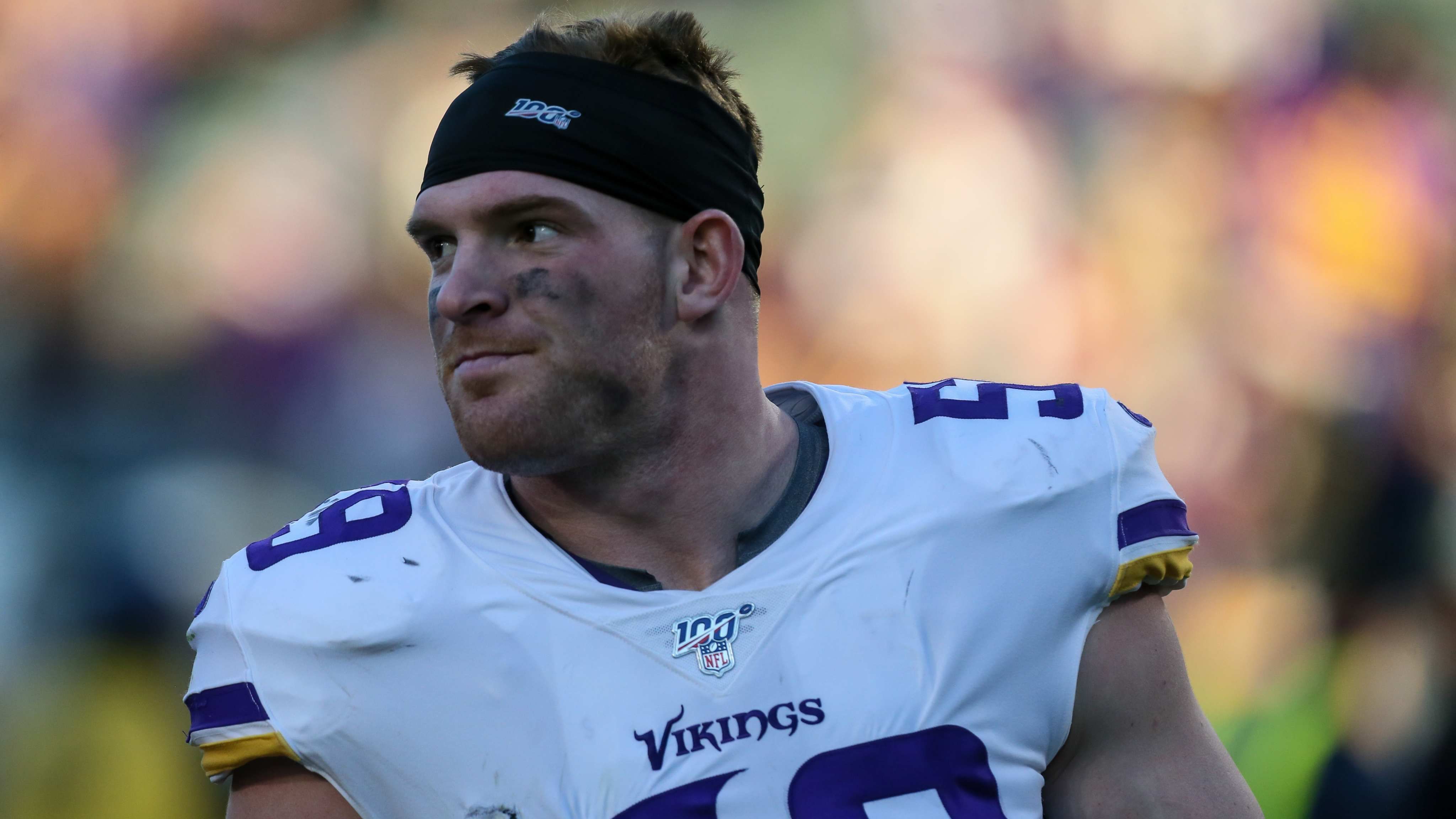 
                <strong>Cameron Smith (Minnesota Vikings)</strong><br>
                Die Minnesota Vikings müssen in der Saison 2020 auf Linebacker Cameron Smith verzichten. Es war Glück im Unglück für Smith, als er kürzlich positiv auf das Coronavirus getestet wurde. Im Zuge des Testverfahrens fanden die Ärzte nämlich einen Herzfehler. Smith muss sich nun einer offenen Herz-OP unterziehen, die ihn für die gesamte Saison außer Gefecht setzen wird. "Obwohl meine Saison gelaufen ist, bin ich froh, dass es so passiert ist, denn ich hätte sonst nicht mehr lange zu leben gehabt", sagte Smith. In der vergangenen Saison wurde er vor allem in den Special Teams der Vikings eingesetzt. Smiths Football-Karriere soll noch nicht beendet sein: "Ich freue mich jetzt schon auf mein Comeback."
              