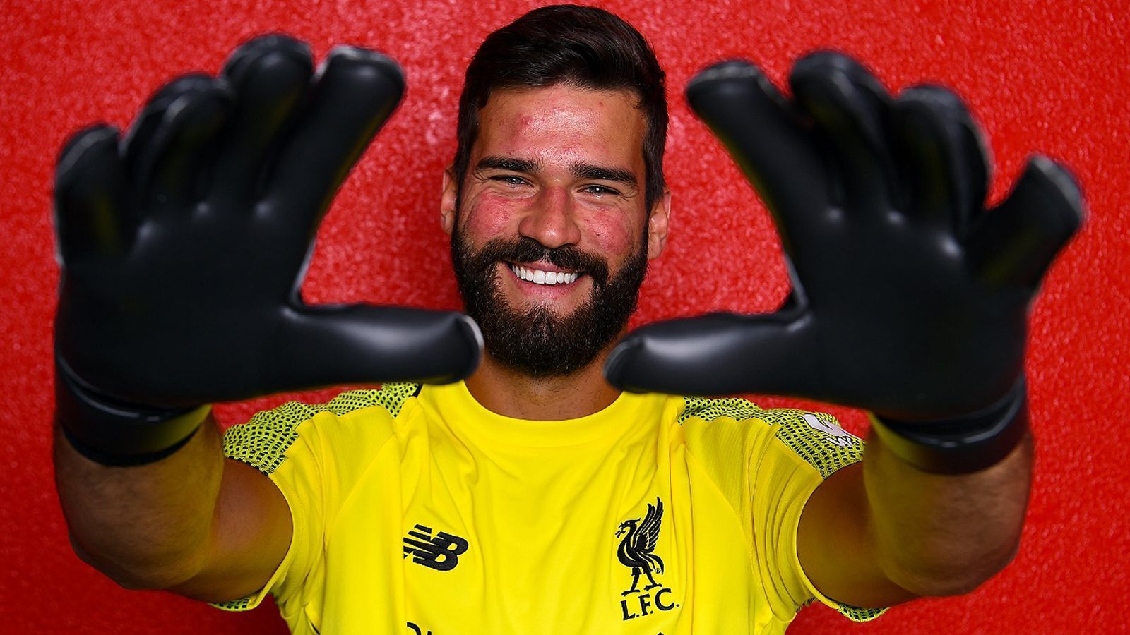 
                <strong>7 Fakten über Liverpools Rekord-Keeper Alisson Becker</strong><br>
                Dürfen wir vorstellen: Alisson Becker, der teuerste Torhüter der Geschichte. Für den Brasilianer hat der FC Liverpool ganz tief in die Tasche gegriffen, dabei ist er erst 25 Jahre alt. Seine Familie, seine deutschen Vorfahren, seinen Fußballer-Bruder - ran.de präsentiert sieben Fakten über die neue Nummer eins der "Reds".
              