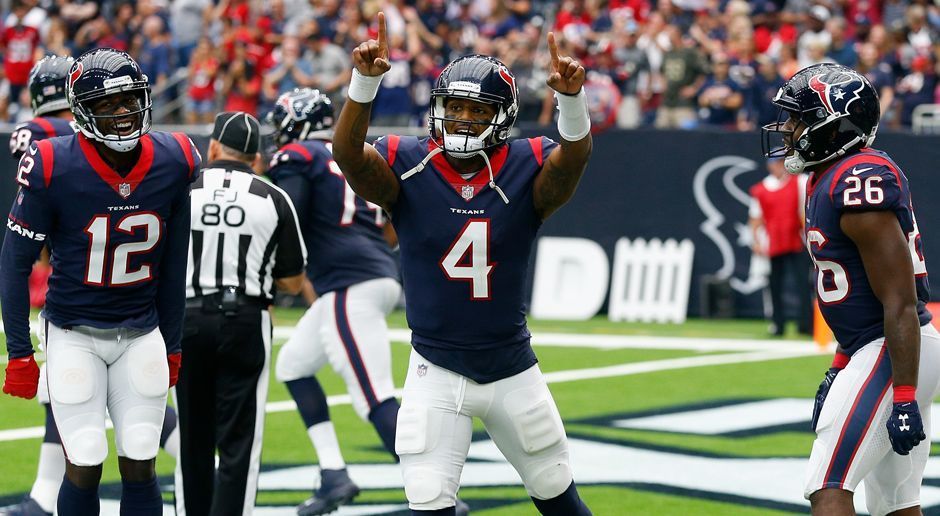 
                <strong>Deshaun Watson (Houston Texans)</strong><br>
                Texans-Rookie Deshaun Watson stellte mit vier Passing-Touchdowns und einem eigenen Lauf in die Endzone gegen die Titans einen Rekord aus dem Jahr 1961 ein. Seit damals war Fran Tarkenton der einzige Rookie-Quarterback, dem in einem Spiel fünf Touchdowns gelangen. Obwohl Watson den Rekord nur eingestellt hat, schafft er es in unsere Galerie. Denn: Die 57 Punkte der Texans gegen Tennessee sind die meisten der Franchise-Geschichte. Mehr als 50 Punkte waren in der vergangenen Saison übrigens keiner einzigen Mannschaft gelungen.
              