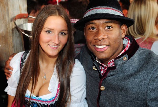 
                <strong>Katja Butylina</strong><br>
                Österreichs Fußballer des Jahres David Alaba mit seiner Lebensgefährtin Katja
              