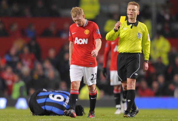 
                <strong>Platz 1: Paul Scholes</strong><br>
                Unangefochtene Nummer eins unter den Kartensündern in der Champions League: United-Legende Paul Scholes. Er kommt auf 36 (32 x Gelb, 2 x Gelb-Rot) Karten. "Glatt" Rot sah Scholes dabei nie.
              