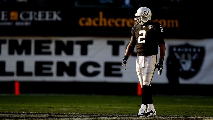 
                <strong>JaMarcus Russell, Quarterback - Oakland Raiders (Pick 1, 2007)</strong><br>
                JaMarcus Russell sollte die große Quarterback-Hoffnung der Oakland Raiders werden und dürfte wohl einer der Gründe sein, warum NFL-Teams keine Mega-Verträge mehr an Rookies verteilen. Russell konnte sich nicht mit den Raiders auf einen Vertrag einigen, verpasste deshalb einen Großteil seiner ersten NFL-Saison. Obwohl er danach einen Vertrag über sechs Jahre unterschrieb, der ihm 68 Millionen US-Dollar einbringen sollte, lieferte der Passgeber nicht ab, kam sogar übergewichtig nach der Offseason zurück. Die Raiders entließen den Quarterback nach nur drei Spielzeiten und Russell sollte nie wieder für ein anderes NFL-Team auflaufen.
              