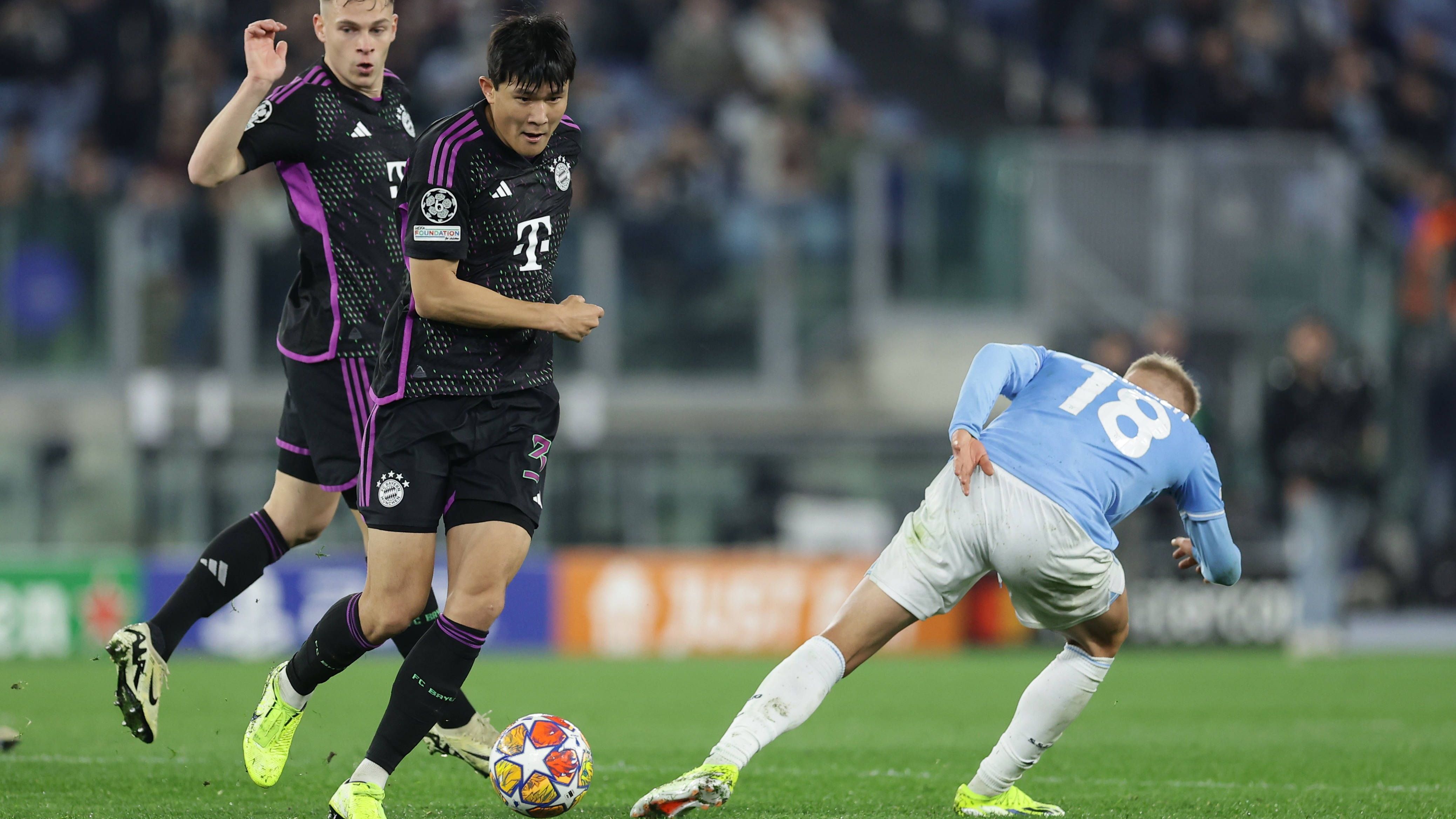 <strong>Kim Min-jae (FC Bayern München)</strong><br>Der Koreaner, der erwartungsgemäß erneut den Vorzug vor de Ligt erhält, fokussiert sich auf die Defensive und macht seine Sache lange ordentlich. Sieht vor dem Elfmeter allerdings auch nicht gut aus. Verhindert mit einem Block gegen Anderson immerhin das 0:2 (89.). <strong><em>ran</em>-Note: 4</strong>