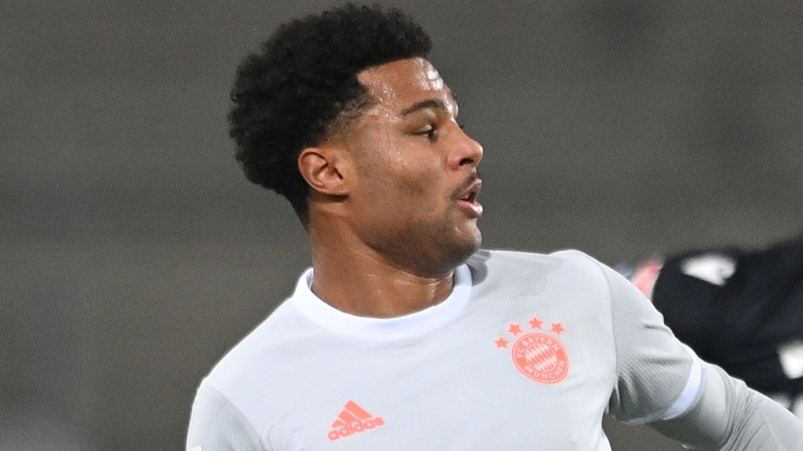 
                <strong>Serge Gnabry</strong><br>
                Mit ihm kommt zur zweiten Halbzeit die Umstellung auf das 4-3-3-System. Von ihm selbst kommen allerdings nicht so viele Impulse wie sich Trainer Hans Flick von der Einwechslung erhofft. ran.de-Note: 4
              