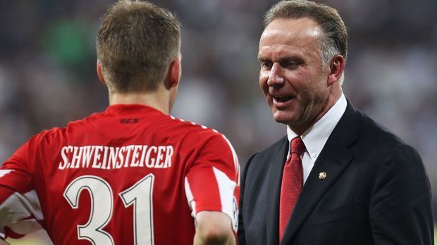 
                <strong>Karl-Heinz Rummenigge</strong><br>
                ... auf und außerhalb des Platzes. Und davon wird auch die Nationalmannschaft profitieren. Dass er vor dem Trainer geflüchtet ist, kann man total vergessen. Bastian ist ein wunderbarer Mensch. Wenn er Lust hat, beim FC Bayern eine zweite Karriere zu starten, steht die Tür für ihn auf."
              