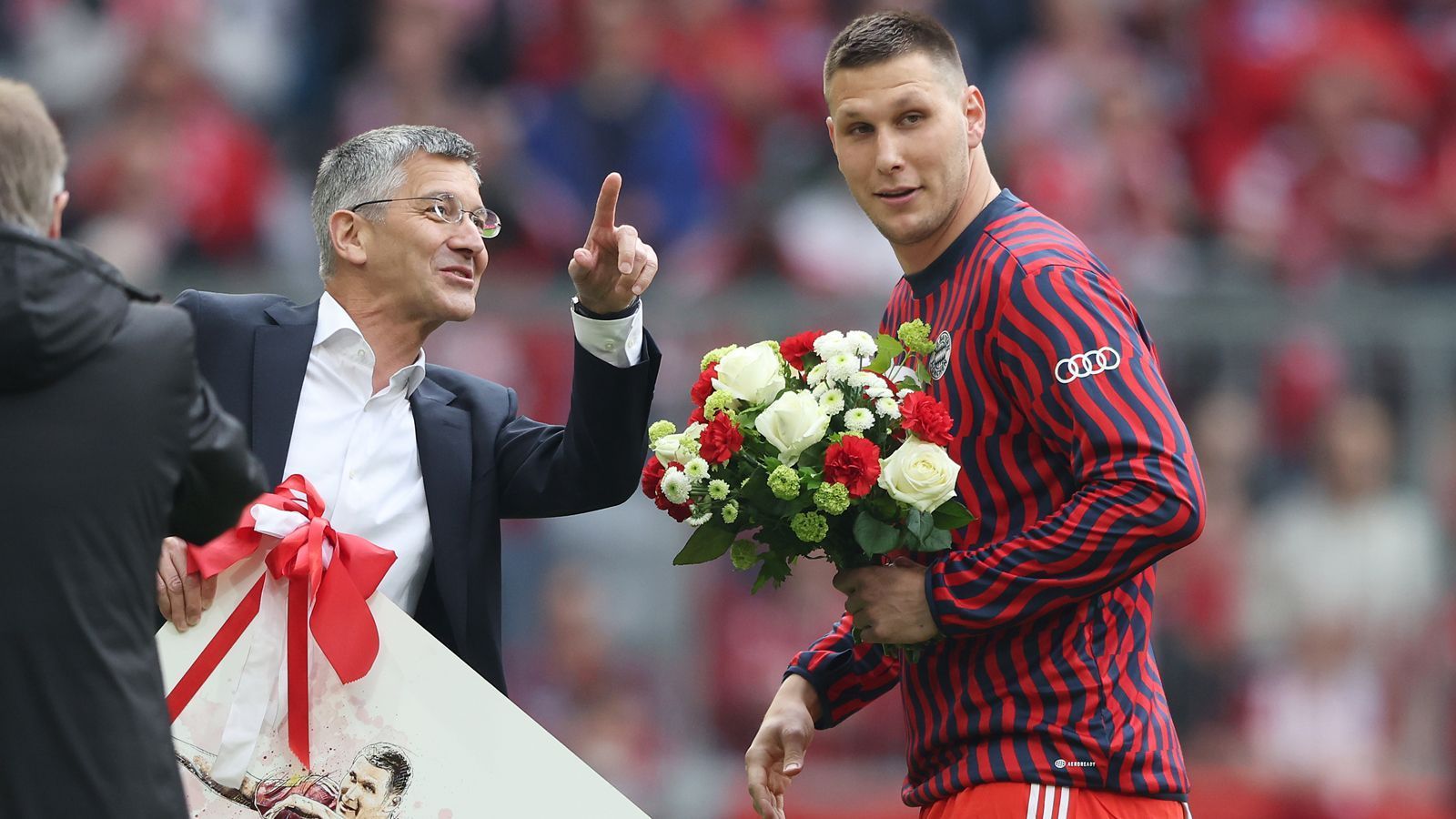 
                <strong>Niklas Süle</strong><br>
                Das Wort Wertschätzung ist nicht nur in der aktuellen Causa Robert Lewandowski ein oft benutztes rund um die Säbener Straße. Das angebliche Fehlen dieser Wertschätzung führte auch schon zum Abschied von Niklas Süle, wie damals der Berater des Nationalspielers verkündete. Dass der 26 Jahre alte Innenverteidiger dann ausgerechnet zum härtesten Konkurrenten nach Dortmund wechselt, ist durchaus ein Zeichen des BVB in Richtung München, nach dem Motto: Wenn die Umstände günstig sind, bekommen wir auch eure Stammspieler. Nach fünf Jahren bei den Münchnern soll Süle bei der Borussia nun die zuletzt wackelige Abwehr stabilisieren. Mit 52 Gegentreffern kassierte der BVB die meisten Gegentore unter den Top 8 der Abschlusstabelle.
              