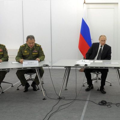 Dmitri  Bulgakow (links) neben Verteidigungsminister Sergei Schoigu und Kreml-Chef Wladimir Putin