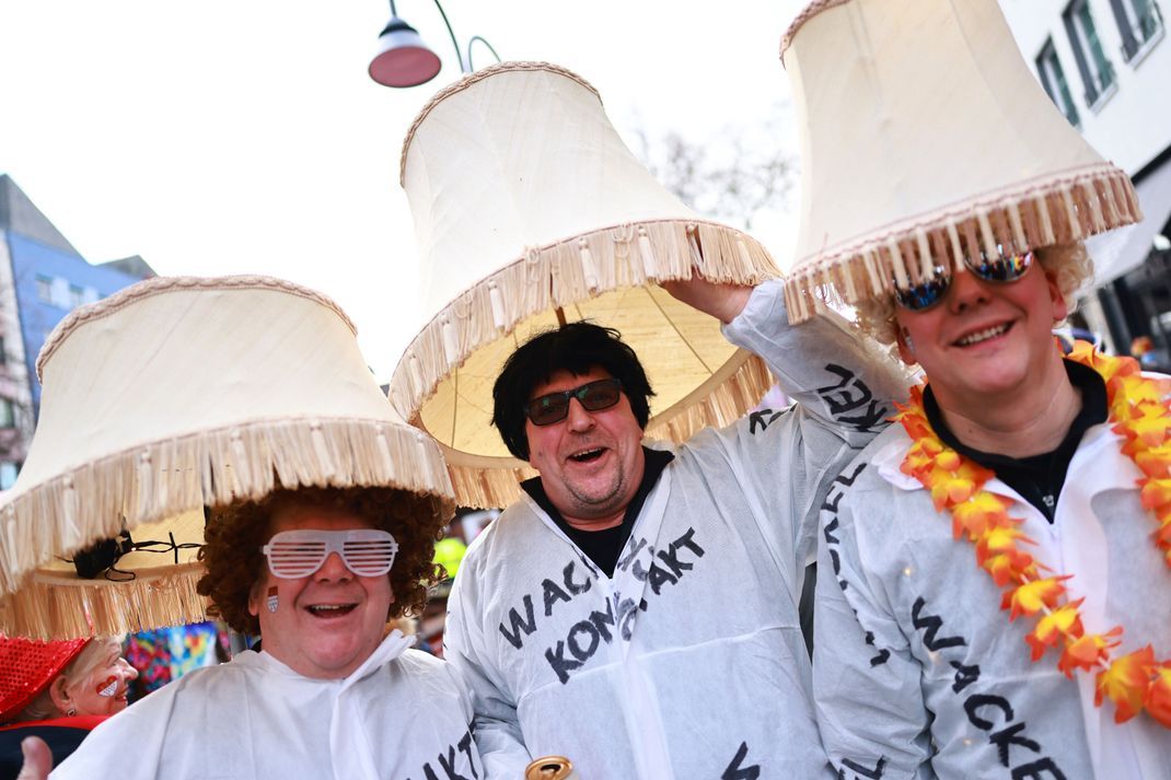 Am Donnerstag beginnt mit der Weiberfastnacht in Köln die Karnevalssession 2025 unter dem Motto "FasteLOVEnd - wenn Dräum widder blöhe".