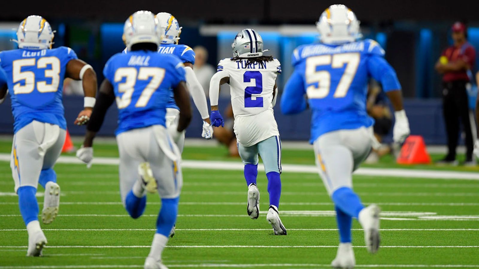 
                <strong>Gewinner: KaVontae Turpin (Dallas Cowboys)</strong><br>
                Der Wide Receiver und Return-Spezialist hat noch nie in der NFL gespielt, musste sich stattdessen über die ELF (Wrocław Panthers) und USFL (New Jersey Generals) für höhere Aufgaben empfehlen. Bei den Dallas Cowboys könnte er seine Chance nutzen. Im Spiel gegen die Los Angeles Chargers trug er einen Punt und einen Kickoff direkt in die gegnerische Endzone zum Touchdown.
              