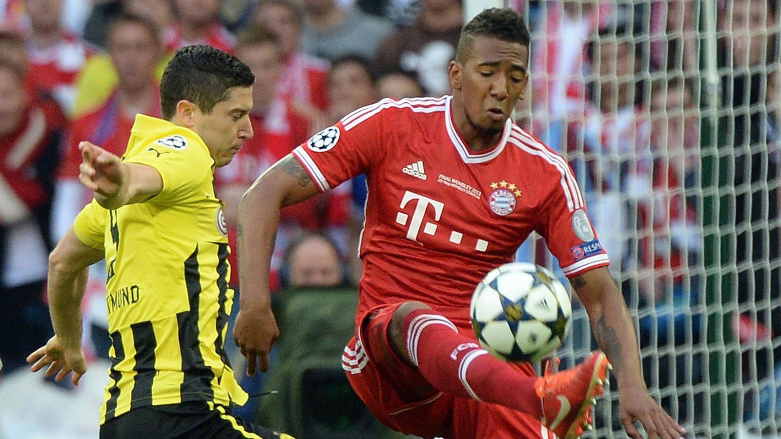 
                <strong>Innenverteidiger: Jerome Boateng</strong><br>
                Auch Jerome Boateng hat seinen Platz in dieser Legendenelf absolut verdient. Die Zeit um das goldene Jahr 2013 gehörte auch ihm. Lange Jahre zählte er zu den besten Verteidigern der Welt und den Stützen bei den Bayern. 2021 verließ er den Rekordmeister.
              