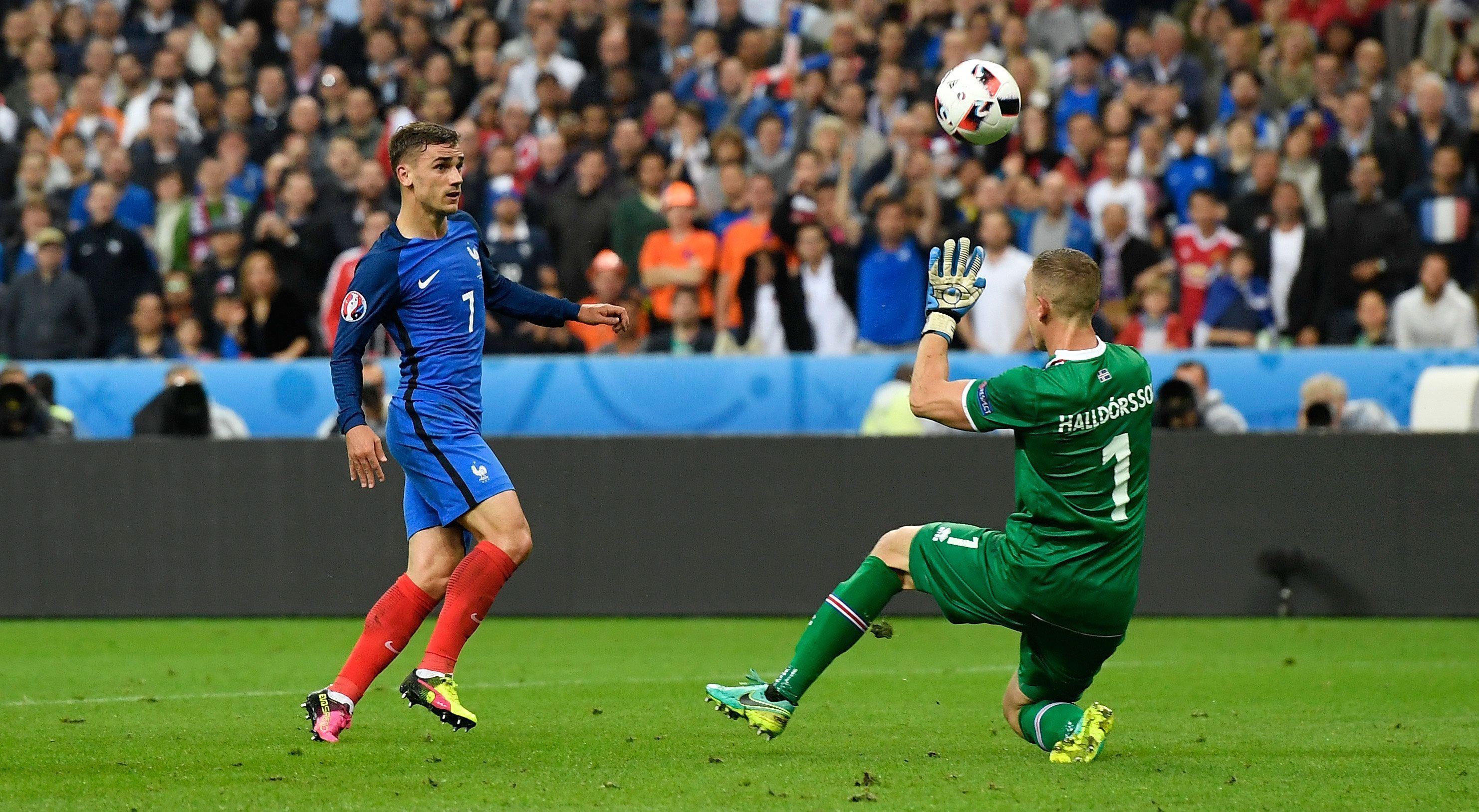 
                <strong>Antoine Griezmann (EM-Rekordtorschütze in der K.o.-Phase)</strong><br>
                Griezmann-Gala: Die EM ist bislang eine einzig große Show des Antoine Griezmann. Der 25-Jährige dreht bei seiner ersten EM gleich richtig auf und hat Frankreich quasi im Alleingang ins Endspiel geschossen: In drei K.o.-Spielen erzielte der Atletico-Profi fünf Treffer. So viele Tore hat noch keiner vor ihm in der K.o.-Phase einer EM erzielt. Und er kann den Rekord im Finale gegen Portugal ja sogar noch ausbauen.
              