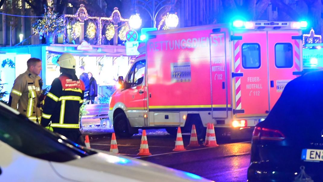 Ein Auto ist in Düsseldorf in eine Menschenmenge gerast.