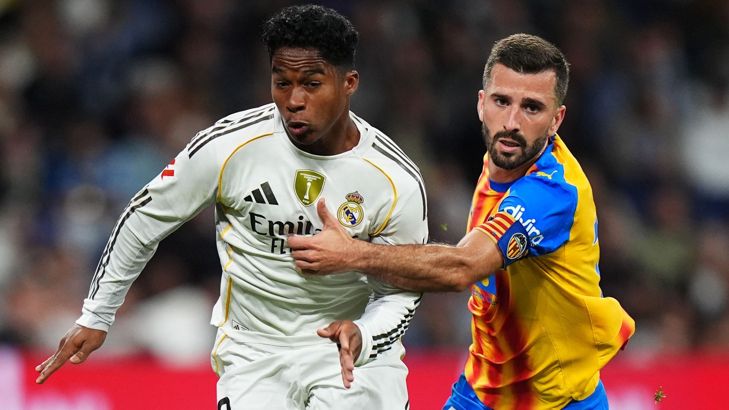 <strong>Endrick (Real Madrid)</strong><br>... dürfte der Kreis der interessierten Klubs riesig sein. Vereine aus Endricks Heimat Brasilien, den USA, Mexiko, Russland und dem Nahen Osten sollen sich um das Toptalent bemühen. Wie Fabrizio Romano berichtet, gilt jedoch Olympique Lyon&nbsp; als Favorit im Werben um Endrick. Im Gespräch sei demnach eine Leihe ohne Kaufoption, Lyon müsse dem Bericht nach 4,5 Millionen Euro Gebühr bzw. Gehalt bezahlten.