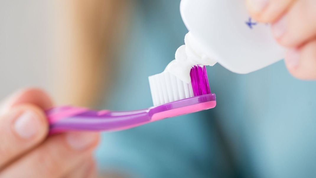 "Öko-Test" hatte 48 Zahnpasten unter die Lupe genommen – 19 fielen haushoch durch.