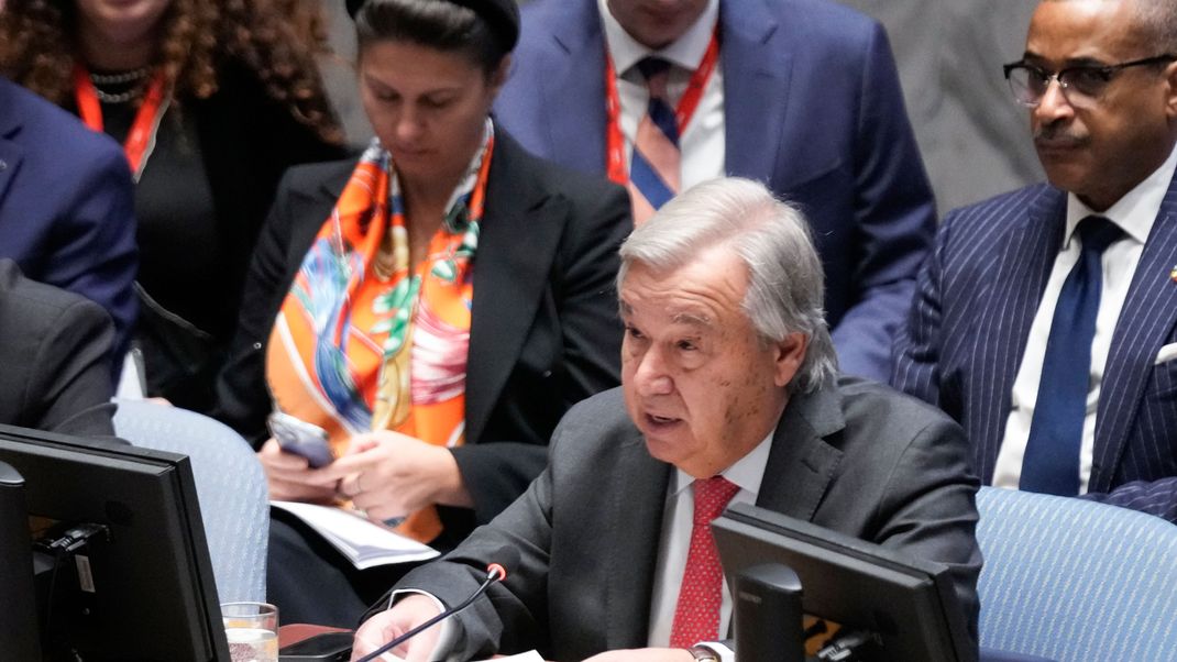 24. Oktober 2023, USA, New York: UN-Generalsekretär Antonio Guterres (vorn) hat während einer Sitzung des Weltsicherheitsrats im Hauptquartier der Vereinten Nationen Israel wegen der Angriffe auf den Gazastreifen deutlich kritisiert.