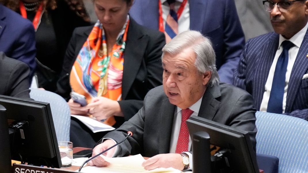 24.10.2023, USA, New York: UN-Generalsekretär Antonio Guterres (vorn) während einer Sitzung des Weltsicherheitsrats im Hauptquartier der Vereinten Nationen.