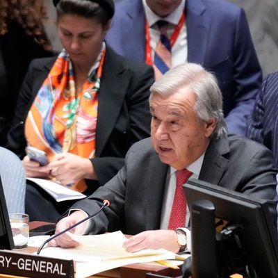 24.10.2023, USA, New York: UN-Generalsekretär Antonio Guterres (vorn) während einer Sitzung des Weltsicherheitsrats im Hauptquartier der Vereinten Nationen.
