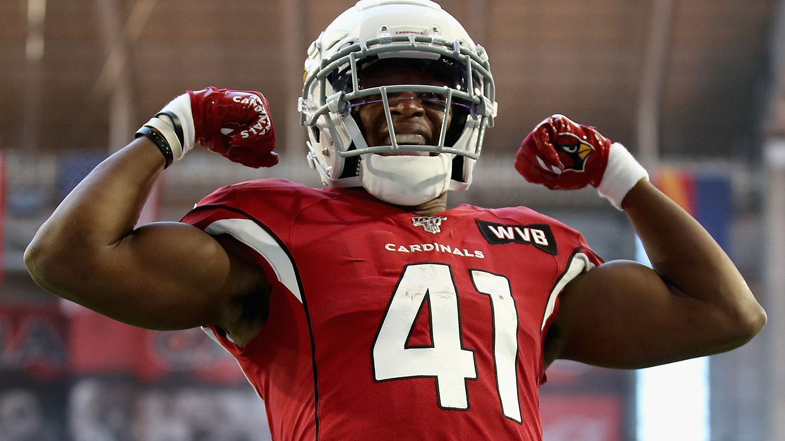 
                <strong>FIX: Arizona Cardinals</strong><br>
                Die Arizona Cardinals wählten bei Kenyan Drake den Transition Tag. Drake darf damit zwar mit anderen Teams verhandeln, Arizona erhält aber die Möglichkeit, mit jedem Angebot gleichzuziehen und den Running Back so zu halten. Sollte kein Team Interesse an Drake haben, wird er kommende Saison für knapp 8,5 Millionen US-Dollar Gehalt für die Cardinals auflaufen.
              