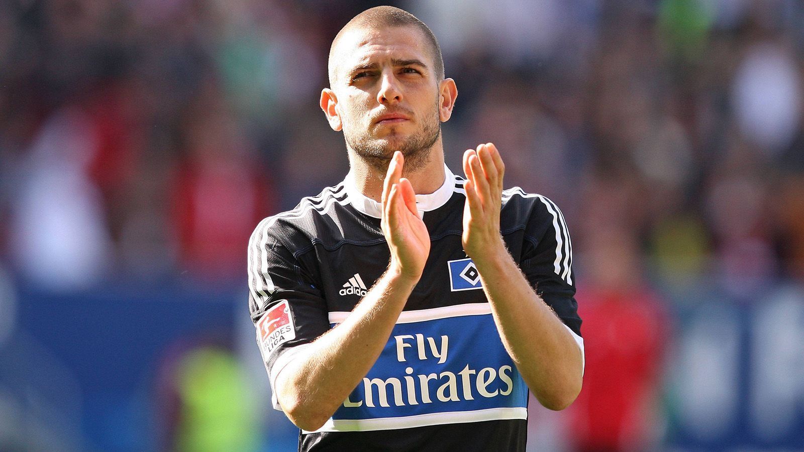 
                <strong>Stürmer: Mladen Petric</strong><br>
                Der kroatische Stürmer spielte von 2008 bis 2012 für den Hamburger SV und erzielte in dieser Zeit 61 Pflichtspieltore. Der "Magier", so sein Spitzname, lebte auf dem Platz von seiner Technik, seinem Torinstinkt - und seiner Schussstärke. Weil er stets freundlich und bodenständig blieb, war er einer der größten Publikumslieblinge der jüngeren HSV-Geschichte.    
              