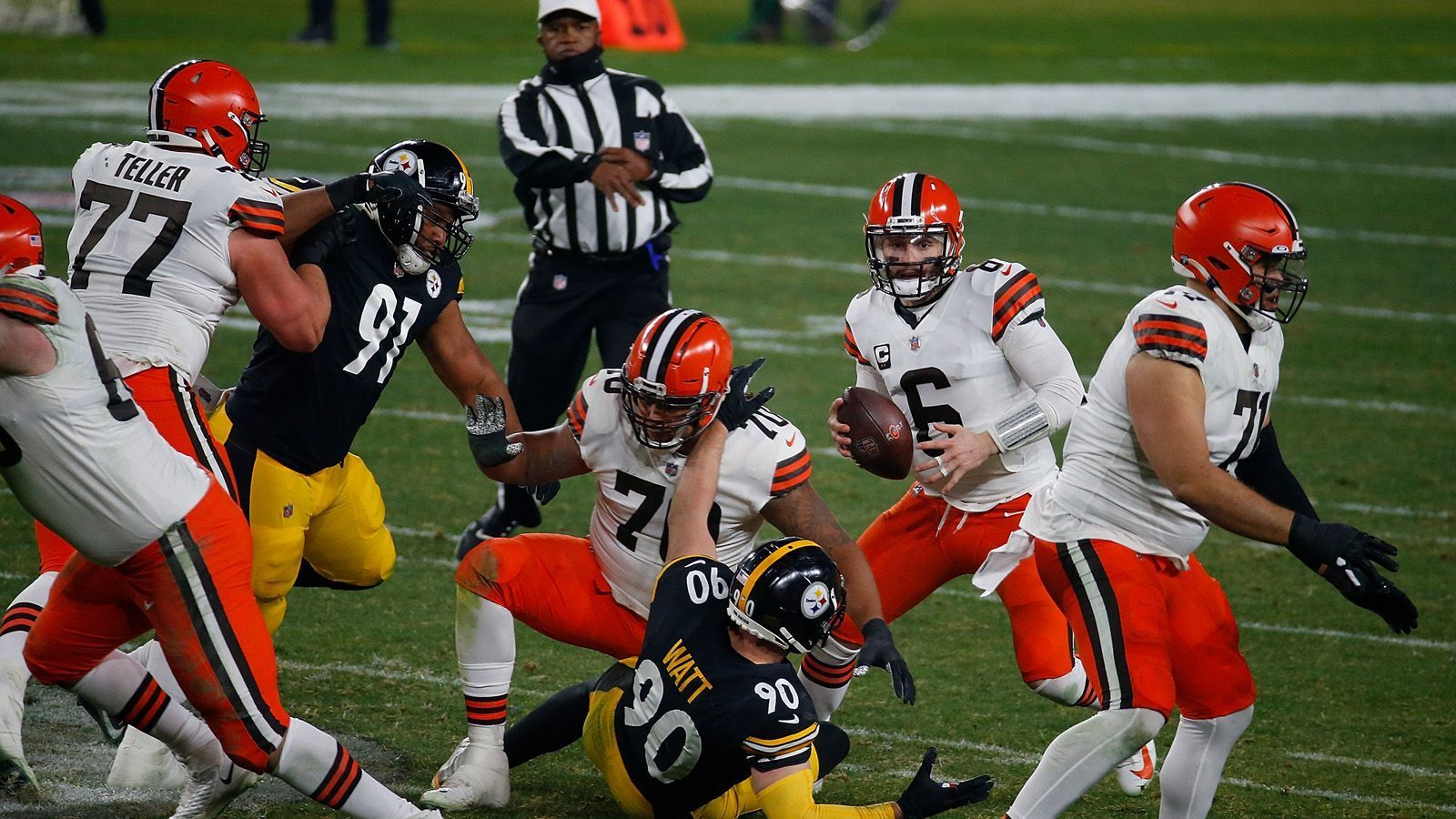 
                <strong>Cleveland Browns @ Pittsburgh Steelers (48:37, 11. Januar 2021, AFC Wild Card Round)</strong><br>
                Was eine Saison der Pittsburgh Steelers! Zwar verloren Big Ben und Co. hintenraus noch einige Spiele, erreichten die Playoffs mit einer Bilanz von 12-4 letztlich immer noch souverän. Als Favorit gingen sie in das Spiel gegen die Cleveland Browns und so verhielten sie sich auch. Receiver JuJu Smith-Schuster tönte kurz vor dem Spiel, die Browns seien immer noch nur die Browns, man müsse sich keine Sorgen machen. Nun. Nach dem ersten Viertel lag Cleveland mit 28:0 in Führung, das Spiel war so gut wie entschieden. Die Steelers erzielten zwar noch Punkte und verkürzten den Abstand, am Ende setzten sich die Browns trotzdem mit 48:37 durch. 
              
