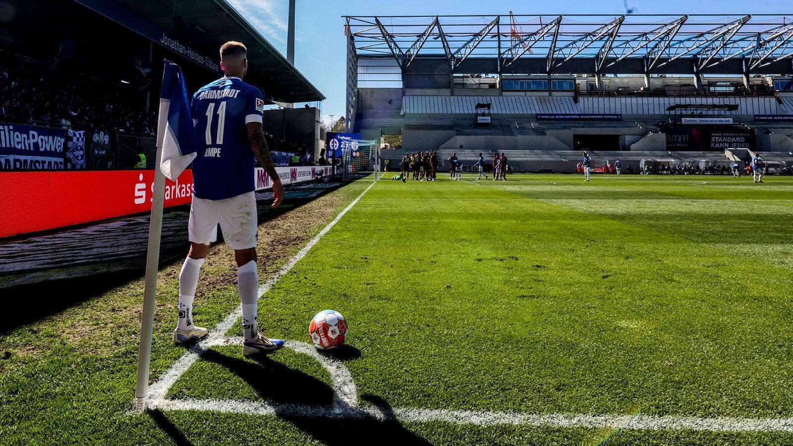 
                <strong>Tobias Kempe (SV Darmstadt 98)</strong><br>
                Wie auch bei den anderen Klubs ist natürlich wieder ein Top-Standardschütze ein wichtiger Faktor, bei den Südhessen ist das Tobias Kempe. Auch er war schon mit Darmstadt in der Bundesliga und ist ein erfahrenes wie wichtiges Puzzle-Teil im Team von Torsten Lieberknecht. Mit zehn Assists gehört Kempe auch zu den besten Vorbereitern der Liga.
              