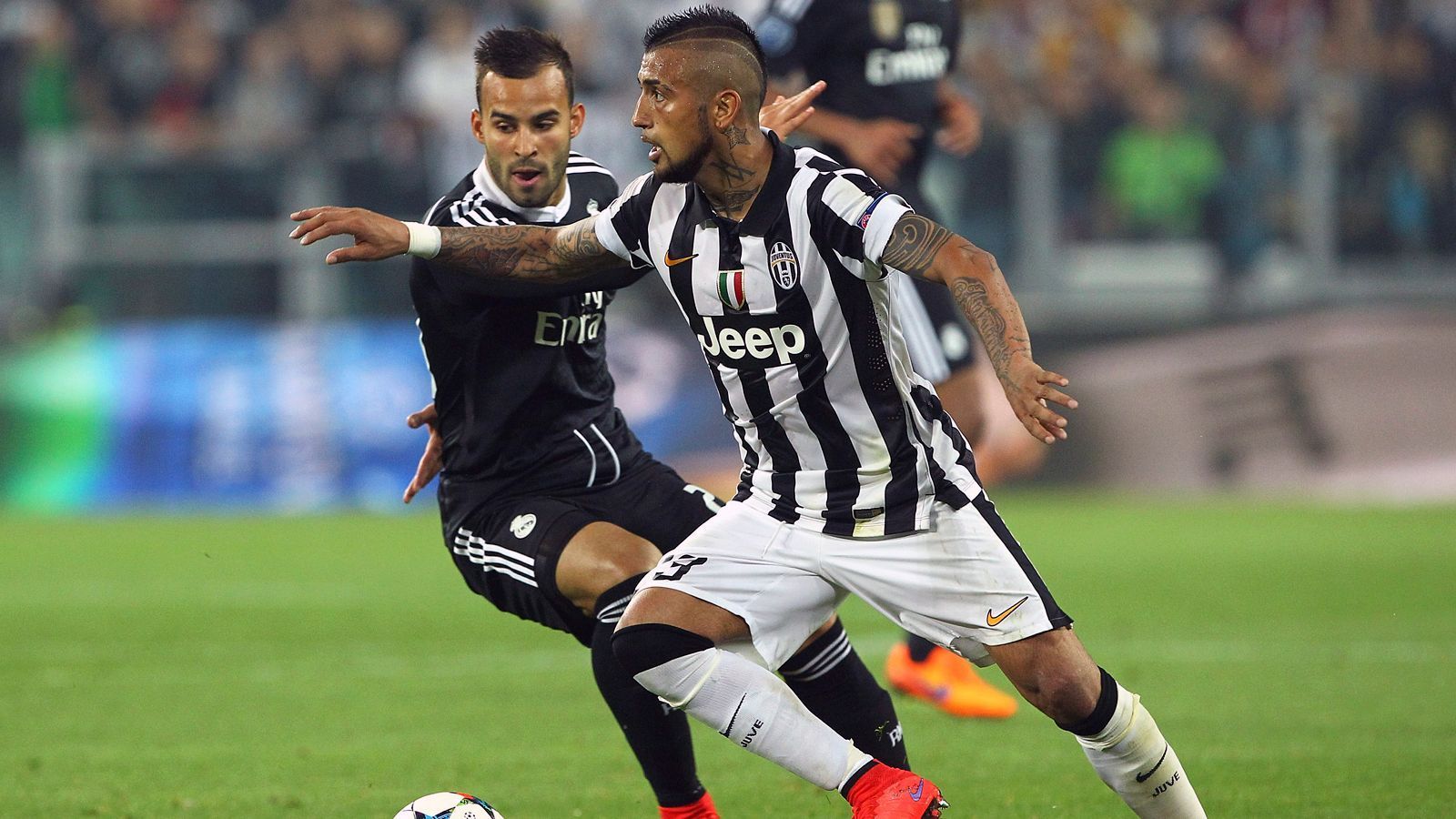 
                <strong>Arturo Vidal</strong><br>
                Von Leverkusen aus fand Arturo Vidal im Sommer 2011 den Weg nach Turin und war bei Juventus über viele Jahre ein wichtiger Leistungsträger. In den vier darauffolgenden Jahren wurde der Chilene mit den Italienern jeweils Meister in der Serie A und war zudem vor allem auch als Torschütze sehr erfolgreich. Obwohl der "Krieger" eigentlich als knallharter Abräumer im Mittelfeld bekannt ist, erzielte er in 171 Pflichtspielen für die "Alte Dame" 48 Treffer. Nachdem Vidal mit Juventus im Mai 2015 in Berlin gegen Barca den Champions-League-Titel verpasste, wechselte der Nationalspieler zurück in die Bundesliga zum FC Bayern. Seit 2018 läuft er nun für den FC Barcelona auf, hat in Italien, Deutschland und Spanien die nationale Meisterschaft gewinnen können. 
              