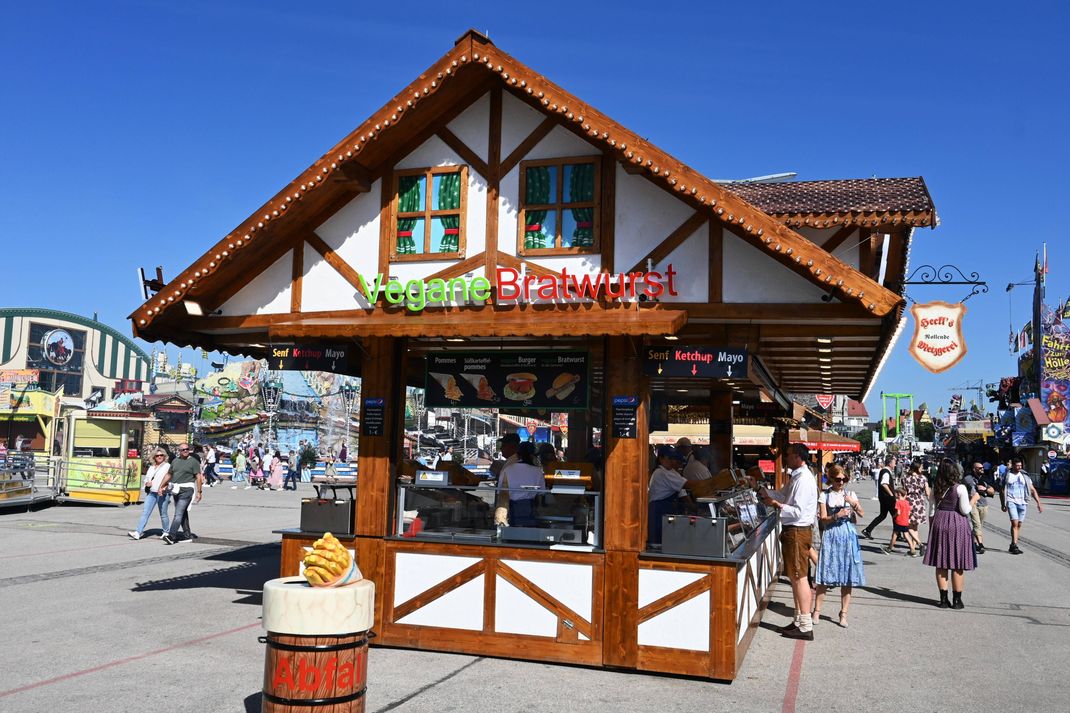 München, Oktoberfest 2023: Hier gibt es vegane Bratwurst und Gemüse-Burger.