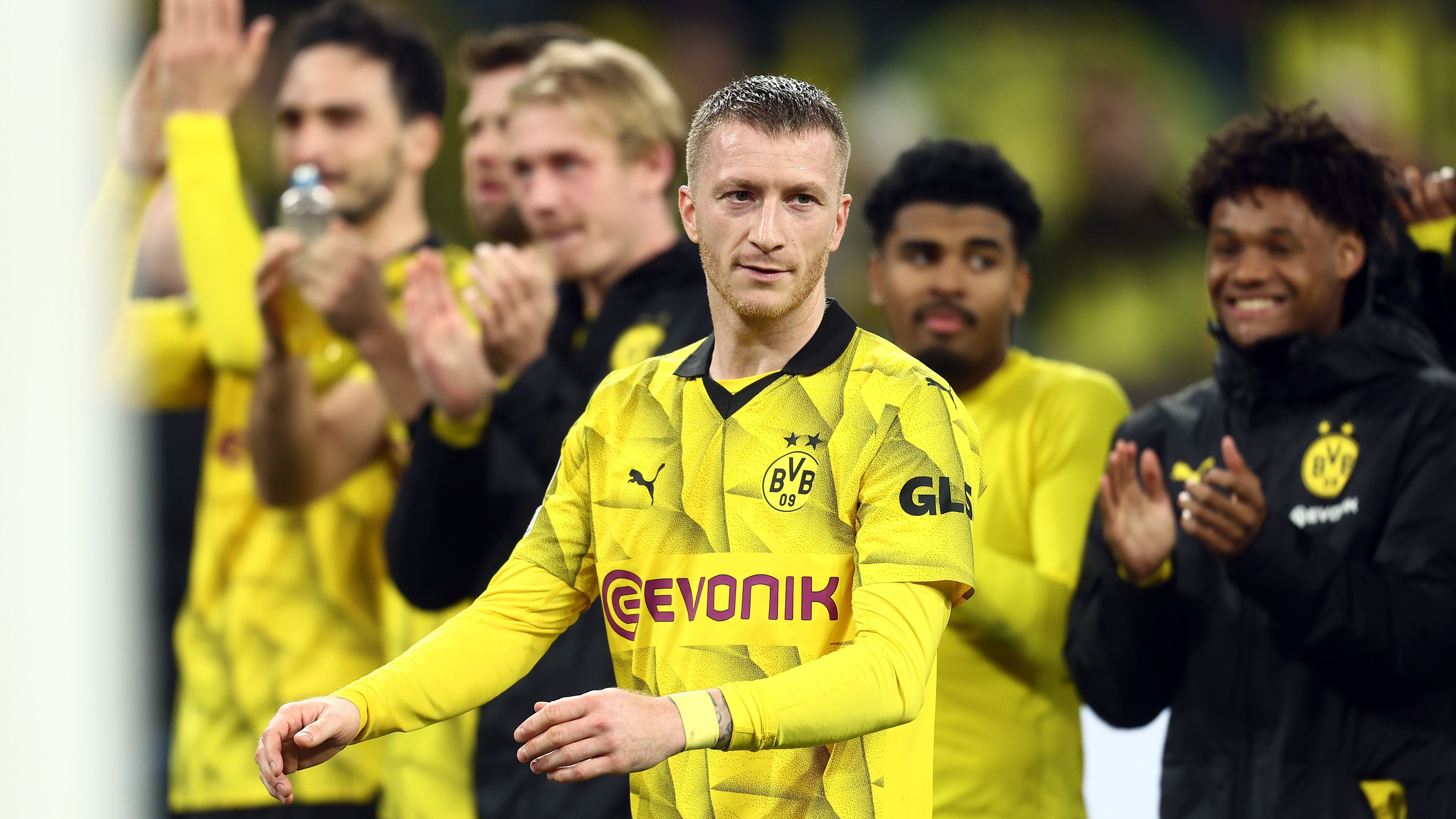 <strong>BVB-Boss Watzke adelt Reus</strong><br>Zur Verkündung des Abgangs gab es viel Lob für den BVB-Star. "Marco Reus ist einer der größten Spieler dieses Klubs. Er ist gebürtiger Dortmunder, hat fast zehn Jahre in unserem Nachwuchs gespielt, zwölf Jahre bei den Profis und war lange der Kapitän unserer Mannschaft. Seine Verbindung zu Borussia Dortmund ist außergewöhnlich“, sagte BVB-Chef Hans-Joachim Watzke.