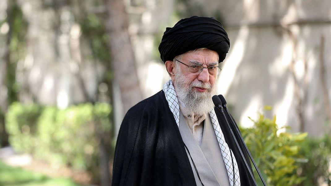 Irans Religionsführer Chamenei hat die Vergiftungswelle an Mädchenschulen als "unverzeihliches Verbrechen" bezeichnet.