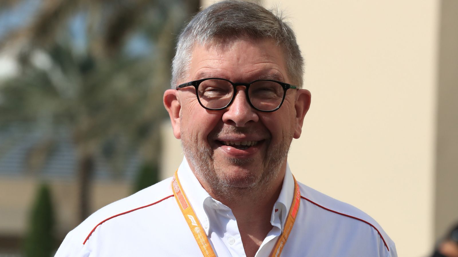 
                <strong>Eine Art Biosphäre</strong><br>
                Formel-1-Sportdirektor Ross Brawn hatte es zuletzt so beschrieben, dass die Königsklasse in einer Art "Biosphäre" isoliert werden soll, um so die Risiken in der Coronakrise zu minimieren. "Eine der logistischen Herausforderungen wird sein, jeden testen zu lassen, damit er in das Fahrerlager und das Rennumfeld kommen kann", sagte Brawn im Podcast F1 Nation. "Und wenn wir das einmal geschafft haben, dann ist es sehr attraktiv, alle in diesem Umfeld zu behalten - in dieser Art Biosphäre, die wir für ein weiteres Rennen haben wollen."
              