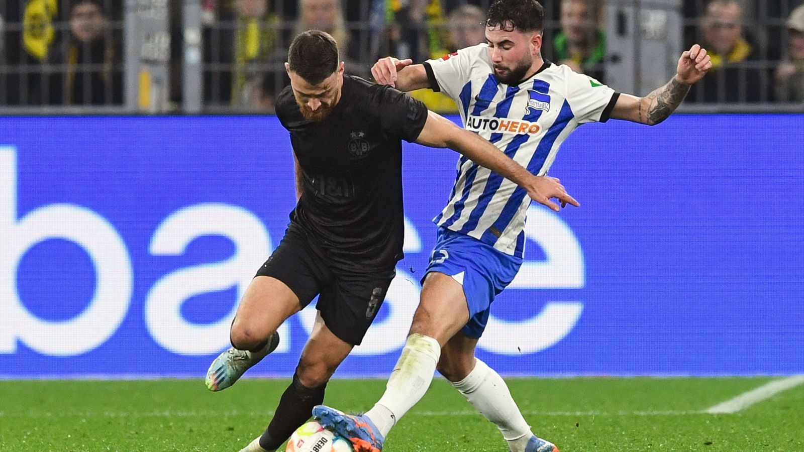 
                <strong>Salih Özcan</strong><br>
                Im zentralen Mittelfeld gelingt es Salih Özcan kaum, in Abwesenheit von Jude Bellingham zu glänzen und das BVB-Spiel zu ordnen. Entsprechend wird der frühere Kölner nach etwas mehr einer Stunde und einer eher schwachen Leistung ausgewechselt. ran-Note: 4
              