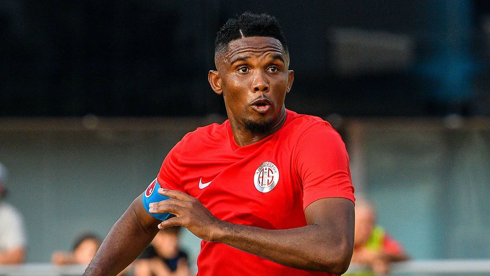 
                <strong>Samuel Eto'o (Zugang Qatar Sports Club)</strong><br>
                Der dreimalige Champions-League-Sieger Samuel Eto'o hat nach seiner Vertragsauflösung bei Konyaspor einen neuen Arbeitgeber gefunden. Der 37-Jährige unterschrieb einen Vertrag beim Qatar Sports Club und trifft damit in der Liga auf seine ehemaligen Teamkollegen Xavi und Wesley Sneijder. Für Eto'o, der seine erfolgreichste Zeit beim FC Barcelona und bei Inter Mailand hatte, ist es bereits die 14. Station in seiner 21-jährigen Karriere.
              