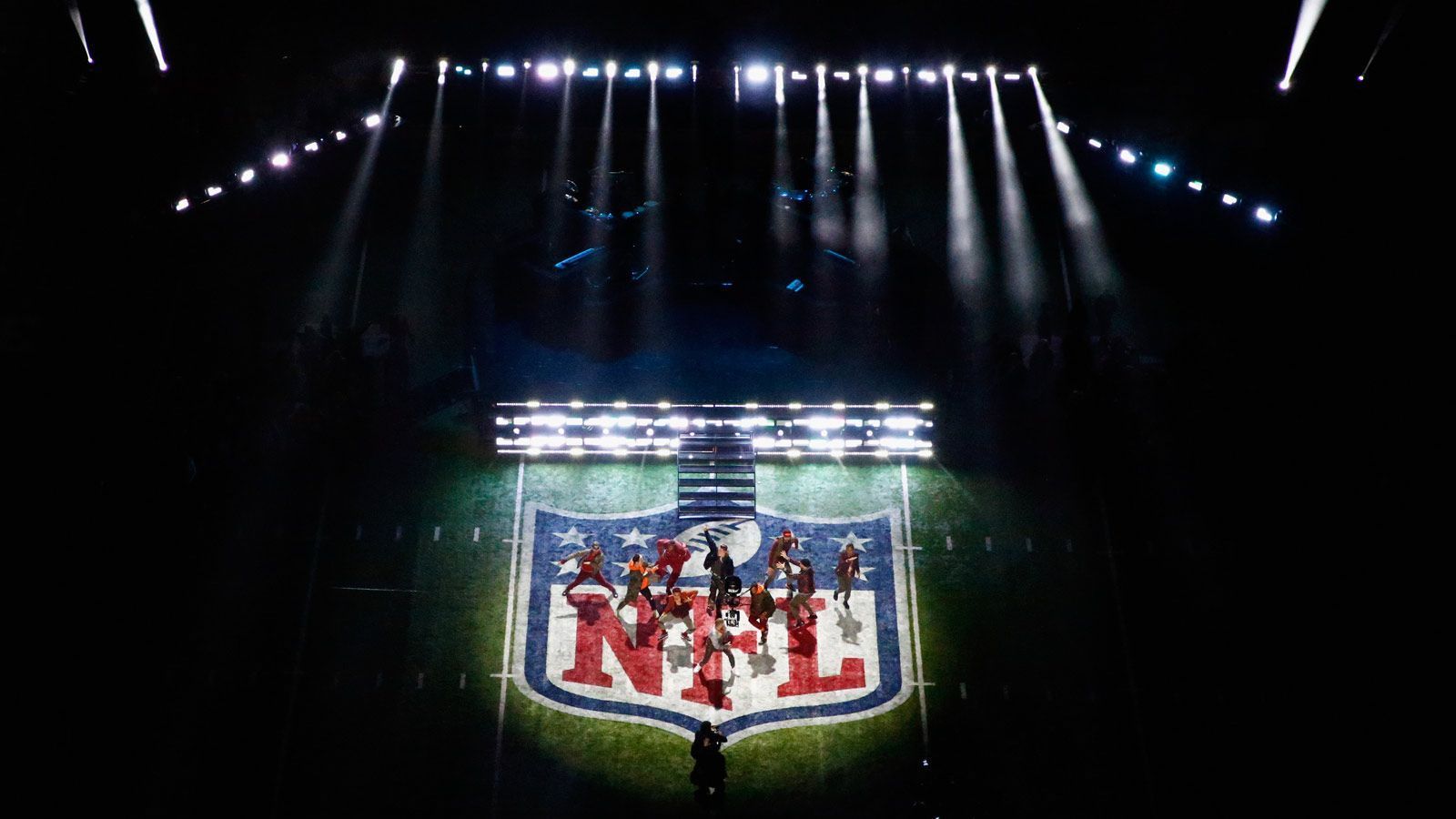 <strong>Super Bowl LIX: Das musikalische Rahmenprogramm</strong><br>
                Der <a href="https://www.ran.de/sports/american-football/nfl/super-bowl2025">Super Bowl</a> ist Jahr für Jahr das größte Einzelsportereignis der Welt. Während des traditionellen Endspiels der NFL steht allerdings nicht nur der Sport im Mittelpunkt, auch das musikalische Rahmenprogramm spielt eine große Rolle: Allein die spektakuläre <a data-li-document-ref="485204" href="https://www.ran.de/sports/american-football/nfl/news/nfl-super-bowl2025-in-new-orleans-halftime-show-so-lief-der-auftritt-von-rapper-kendrick-lamar-485204">Halftime Show</a> wird in den USA von mehr als 100 Millionen Menschen verfolgt. Kein Wunder also, dass ein Auftritt beim Super Bowl unter Künstlern sehr begehrt ist. Auch in diesem Jahr konnte die NFL wieder hochkarätige Sängerinnen und Sänger für das Rahmenprogramm gewinnen. ran.de stellt euch die Künstler vor.