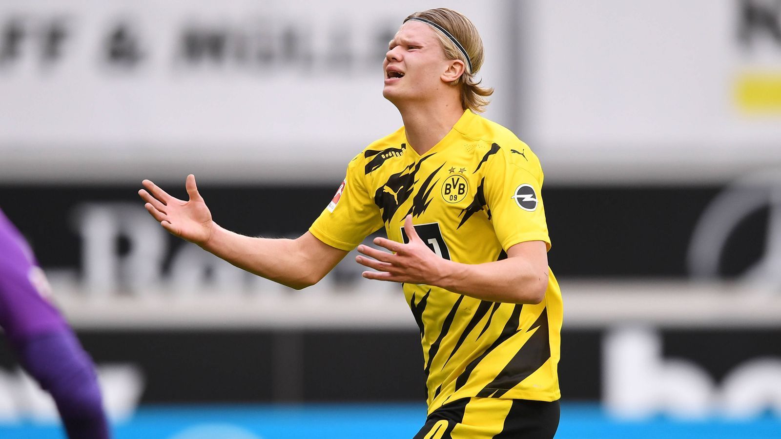 
                <strong>Erling Haaland trifft unter Terzic seltener</strong><br>
                Auch in der Offensive verschieben sich die Zahlen unter Terzic etwas nach unten. Während Dortmund mit Trainer Favre in den ersten elf Bundesliga-Saisonspielen durchschnittlich 2,09 Treffer erzielt, liegt der Wert unter Terzic bei "nur" noch 2,06. Besonders Stürmerstar Haaland agiert unter Terzic nicht mehr so treffersicher. Wettbewerbsübergreifend erzielt der Norweger in seiner Zeit in Dortmund unter Lucien Favre 33 Treffer bei 32 Pflichtspiel-Einsätzen - Schnitt von 1,03 - ein absoluter Top-Wert!
              