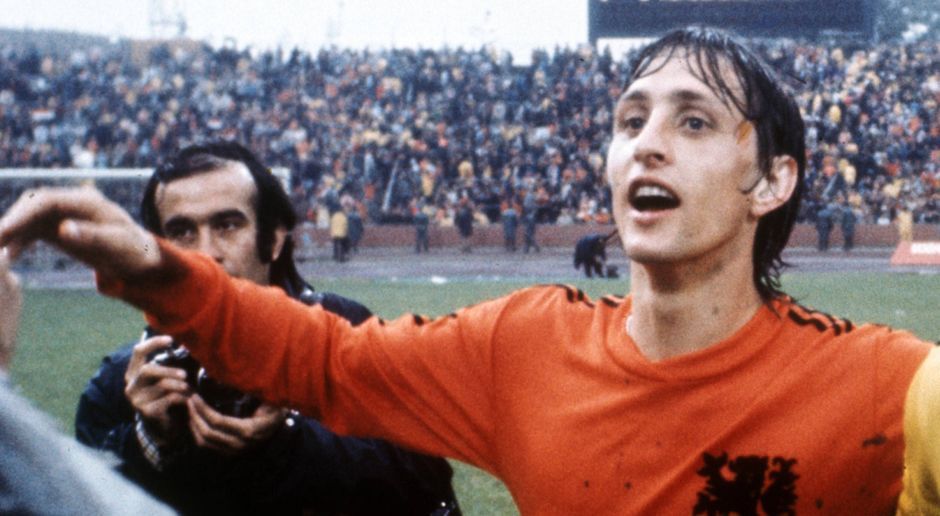 
                <strong>Johann Cruyff</strong><br>
                Johan Cruyff (Niederlande)Johan Cruyff entstammte der Schule von Ajax Amsterdam und beherrschte mit dem Club den Vereinsfußball Europas von 1971 bis 1973. Dreimal gewann Cruyff den Europapokal der Landesmeister, danach wechselte er zum FC Barcelona. 1974 wollte er seine schon damals große Karriere mit dem WM-Titel krönen. Die Niederländer waren auch die beste Mannschaft des Turniers, im Endspiel gegen Deutschland aber zu überheblich und selbstverliebt. Nach früher Führung geriet Oranje noch vor der Pause in Rückstand und verlor am Ende mit 1:2.  
              