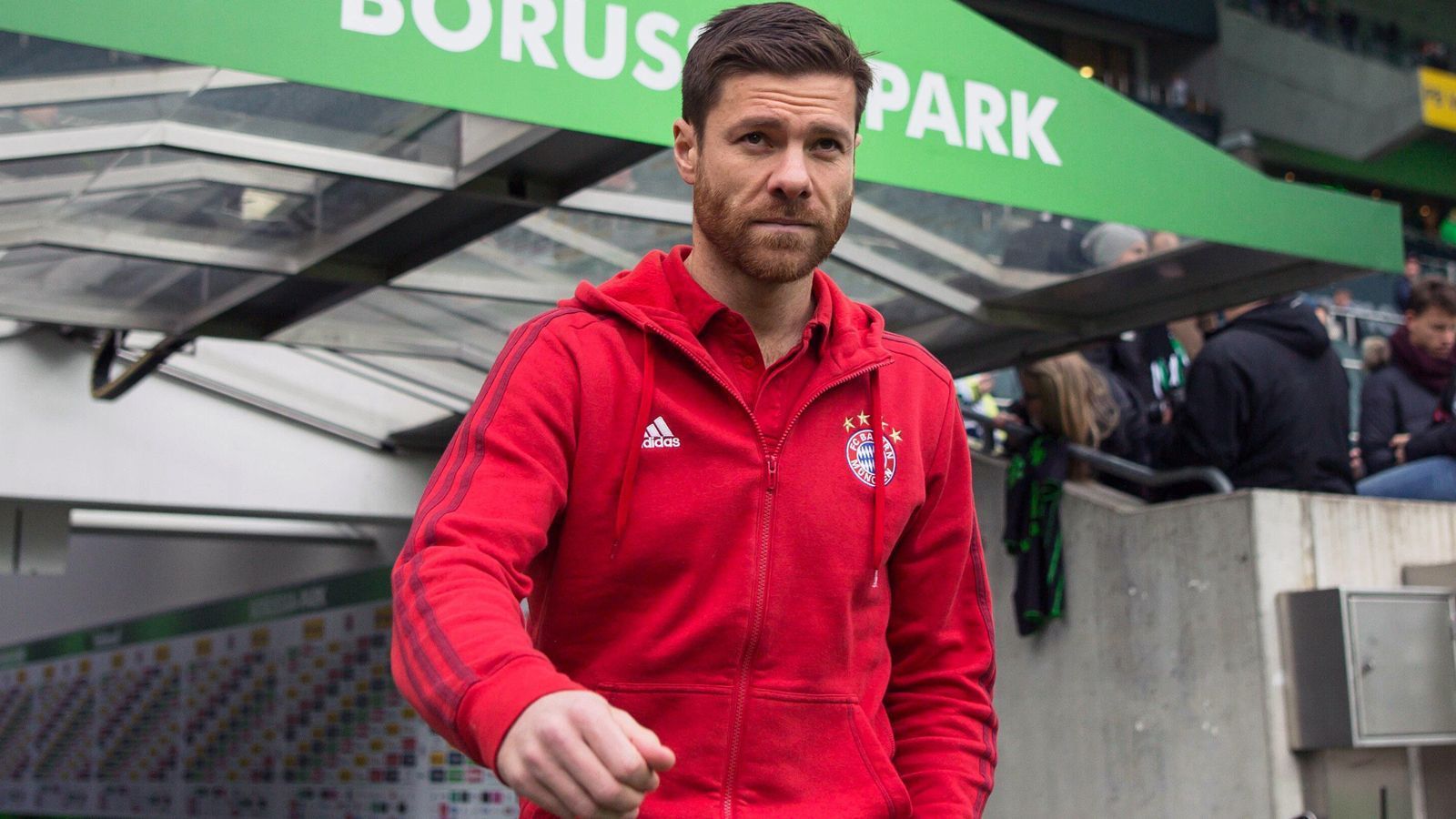 
                <strong>Neuer Gladbach-Trainer? So tickt Xabi Alonso</strong><br>
                Xabi Alonso kehrt wohl bald zurück auf die Bundesliga-Bühne. Bei Borussia Mönchengladbach soll der 39-jährige Baske laut "Bild" zur Saison 2021/22 die Nachfolge von Rose antreten. Im Gladbacher Borussia Park spielte Alonso vor einigen Jahren noch als Aktiver mit den Bayern und soll die "Fohlen" nun also dem Bericht zufolge in der Bundesliga-Spitze etablieren. 
              