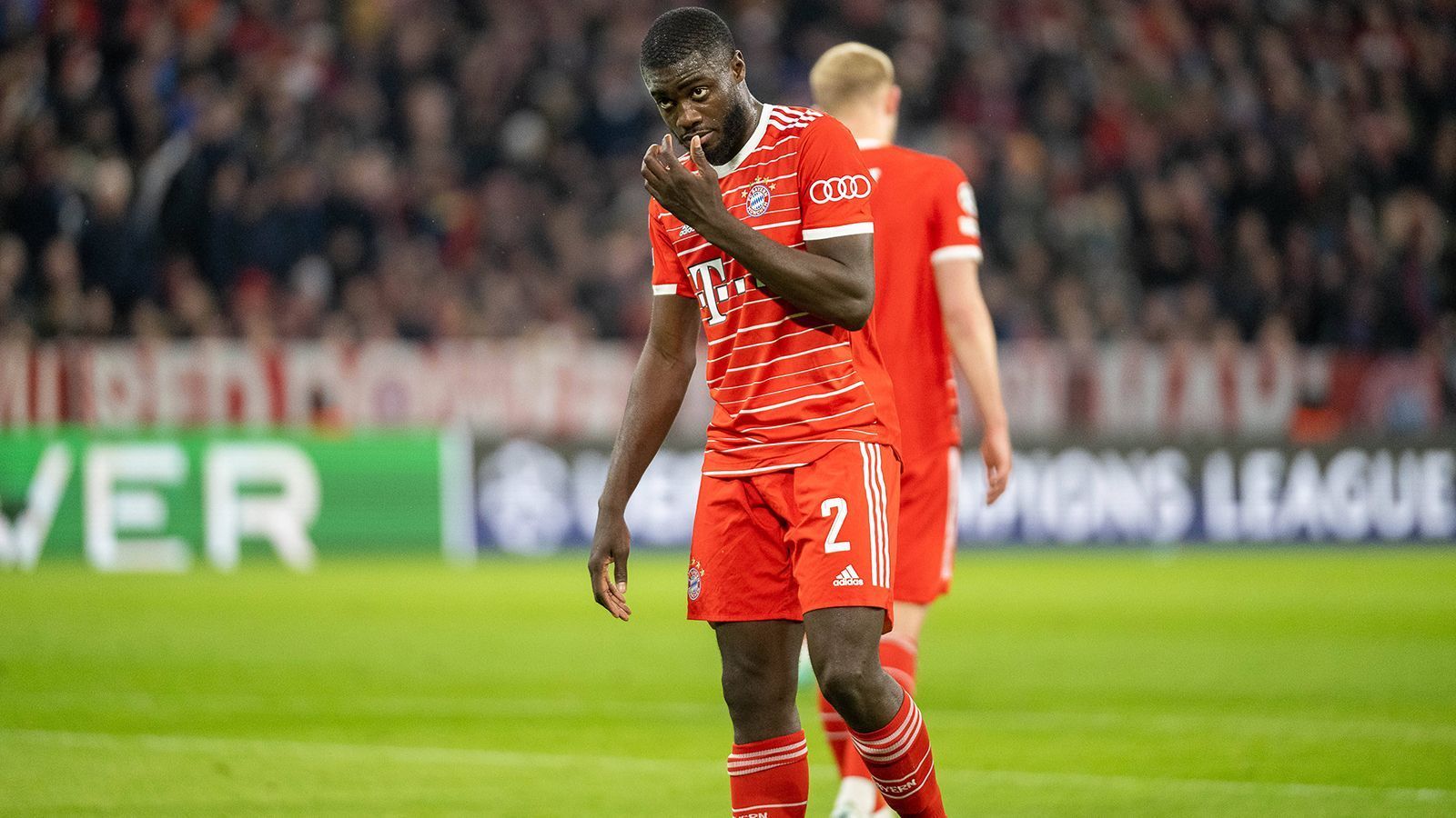 
                <strong>Dayot Upamecano (FC Bayern München)</strong><br>
                Muss gleich zwei Schocks wegstecken. Erst die vermeintliche rote Karte (wegen einer Abseitsstellung zuvor zurückgepfiffen) und die gelbe Karte für das Handspiel vor dem Elfmeter (37. Minute). Bekommt seine Nerven nur mühsam in den Griff. Da passt es ins Bild, dass er kurz vor dem Gegentor ausrutscht und Haaland so freie Bahn hat. Verdient sich gerade noch ran-Note: 4
              