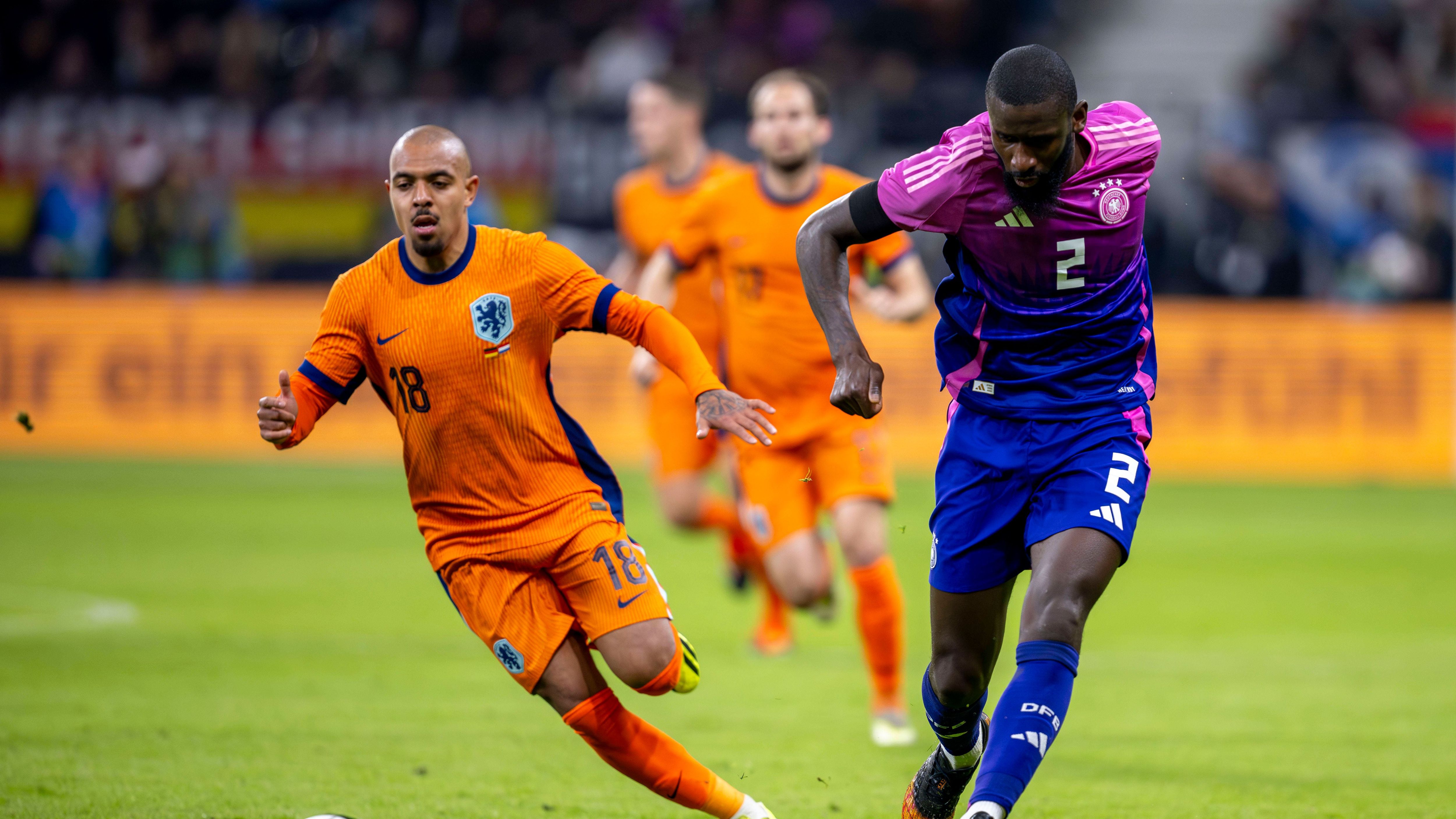 <strong>Antonio Rüdiger (Real Madrid/31/68)</strong><br>Der deutsche Abwehrchef erhielt sein EM-Ticket am Mittwochmittag von seinem Lieblingsgrill. "Hisar Döner = Bester Döner", kommentierte Rüdiger das kurze Video, in dem er bei "Hisar Fresh Food" in der Yorckstraße im Berliner Stadtteil Schöneberg bestätigt wurde. Der 31-jährige Rüdiger hat bislang 68 Länderspiele (drei Tore) bestritten, bei der EM 2021 und der WM in Katar war er Stammkraft.