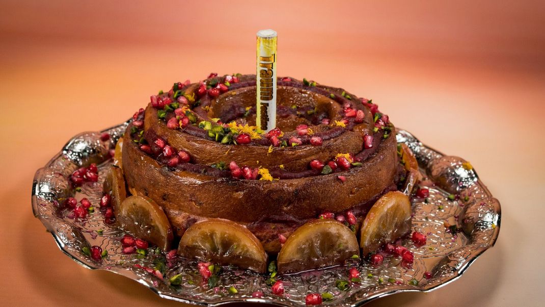 Hefe-Gugelhupf mit Cranberries, Pistazien, Granatapfel-Guss, Cranberry-Konfitüre und kandierten Orangen