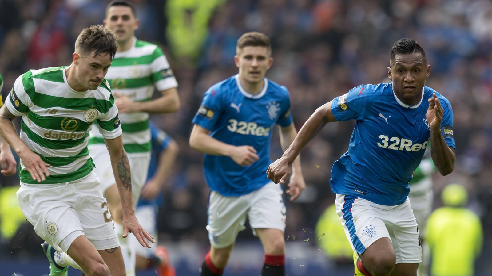 <strong>Celtic Glasgow - Glasgow Rangers</strong><br>
                Seit einiger Zeit sind deshalb bestimmte Lieder von der Regierung verboten worden. Wer vor allem religiöse Schmähgesänge anstimmt, darf von der Polizei belangt werden.
