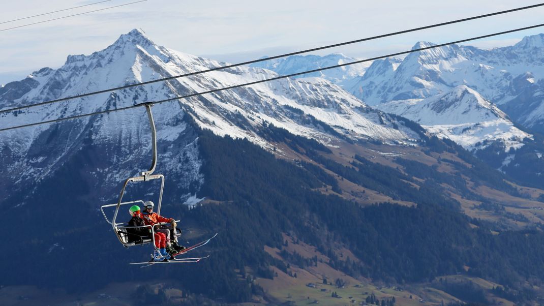 Nur die Spitzen sind noch weiß: Solche Bilder der Alpen können in Zukunft wohl häufiger zu sehen sein. (Symbolbild)