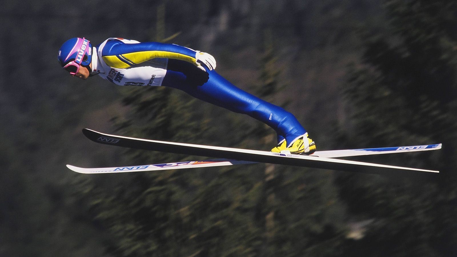 
                <strong>Jan Boklöv revolutioniert das Skispringen</strong><br>
                Es ist nur einer von fünf Siegen im Weltcup - als Jan Boklöv 1988 mit dem V-Stil in Lake Placid erstmals auf dem Podest ganz oben steht, leitet er damit den Abschied des Parallel-Stils ein. Aber erst 1992 gibt es für die V-Stellung der Skier in der Luft keinen Punktabzug mehr. Nachdem er zuvor den Konkurrenten meist etliche Meter abnimmt, verläuft im Anschluss nach seiner Revolution seine Karriere im Sand. Immerhin kann er sich mit dem Gesamtweltcup 1988/89 vor Jens Weißflog und Dieter Thoma - sowie den Skisprung verändert zu haben trösten.
              