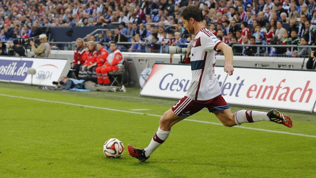 Xabi Alonso 2014 bei seinem ersten Spiel für den FC Bayern München auf Schalke.