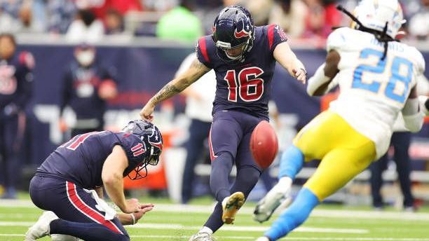 <strong>Houston Texans (2 Spieler)</strong><br>Für die Houston Texans liefen bisher lediglich zwei deutsche Spieler auf. Dominik Eberle wurde im Dezember 2021 für das Practice Squad unter Vertrag genommen. Der Kicker gab in der Saison noch sein NFL-Debüt. Noch vor Saisonende wurde Eberle jedoch entlassen. Zuletzt stand auch Offensive Tackle Kilian Zierer bei den Texans unter Vertrag. Im August des vergangenen Jahres wurde er jedoch entlassen.