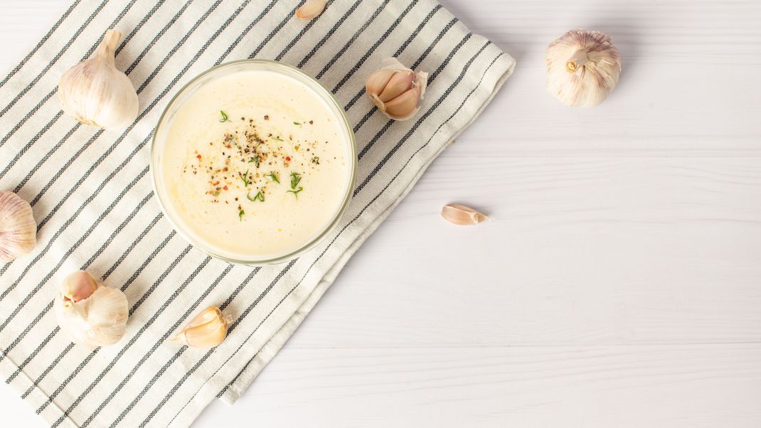 Auch vegan schmeckt Aioli super! Das Ei kannst du ganz leicht ersetzen. Probier es gleich mal aus!