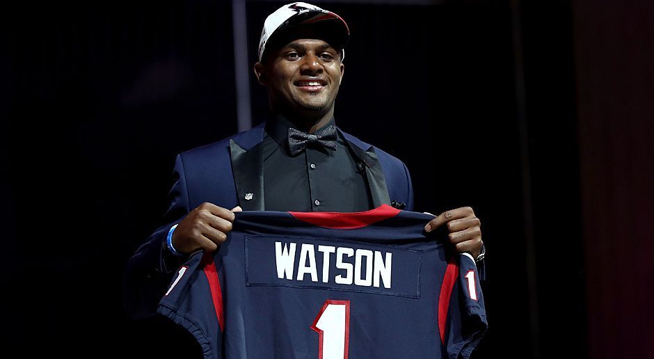 
                <strong>Watsons Pick hat Folgen</strong><br>
                Fünf Picks wurden im Vorfeld des diesjährigen Drafts bereits in der 1. Runde getradet. So haben die Cleveland Browns ihren Nummer-Vier-Pick dem Texans-Trade für Deshaun Watson 2017 zu verdanken. Damit ist man trotzdem noch weit vom Rekord in den 2000ern entfernt. 2012 wurden die First-Round-Picks ganze 19 Mal getradet.
              
